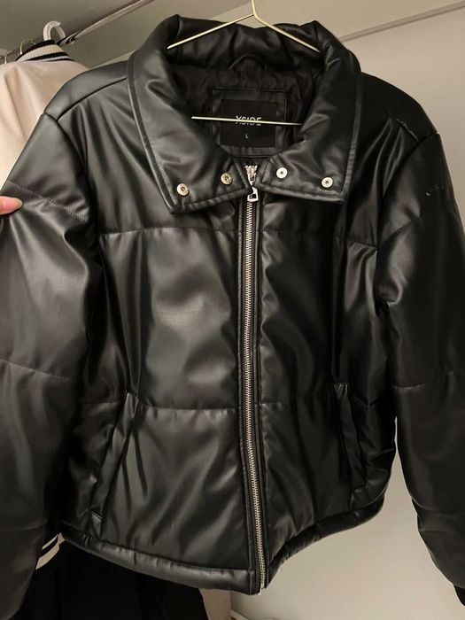 Продам за 15тыс.2-3раз носила ,почти новая.