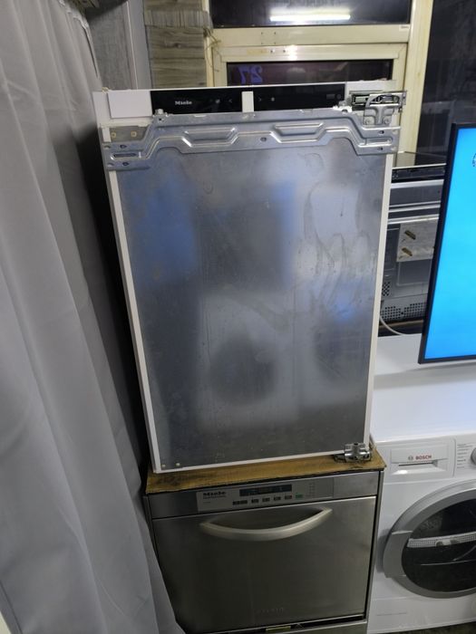 Хладилник Miele K7103D за вграждане.