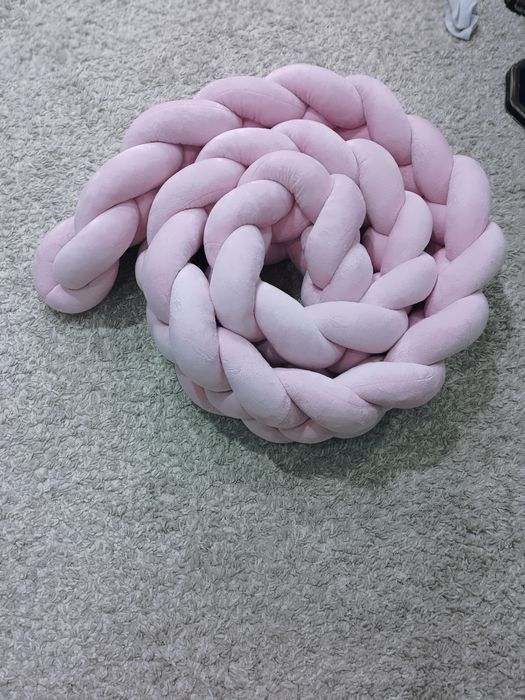 Бортик-косичка в кроватку для девочки