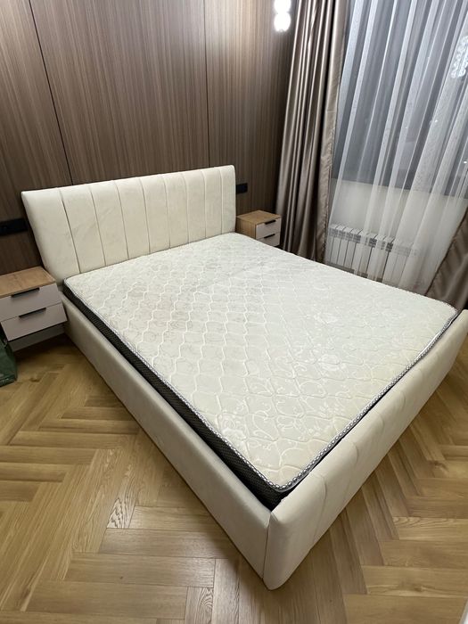 Кровать двухспальная с матрасом новая