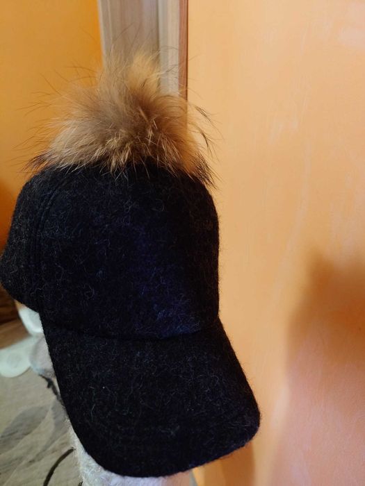 Женска шапка за зима