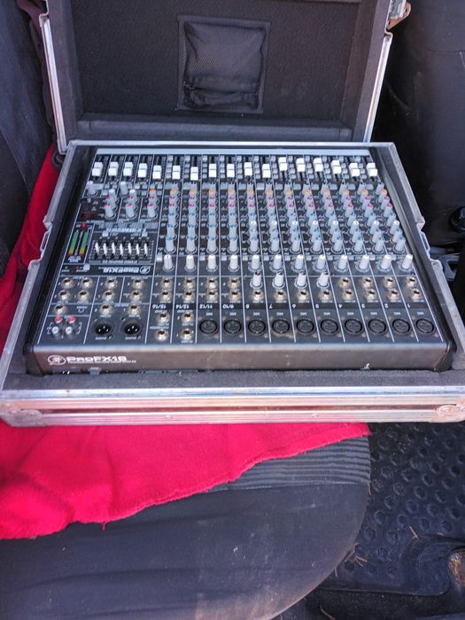 Mixer pasiv mackie PRO FX16 cu case 1500 de lei