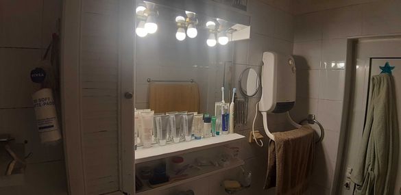 Продавам шкаф-огледало с осветление за баня .