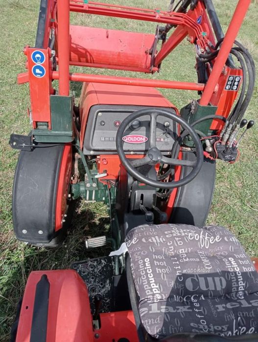 Tractor Goldoni cu incarcator  viticol
