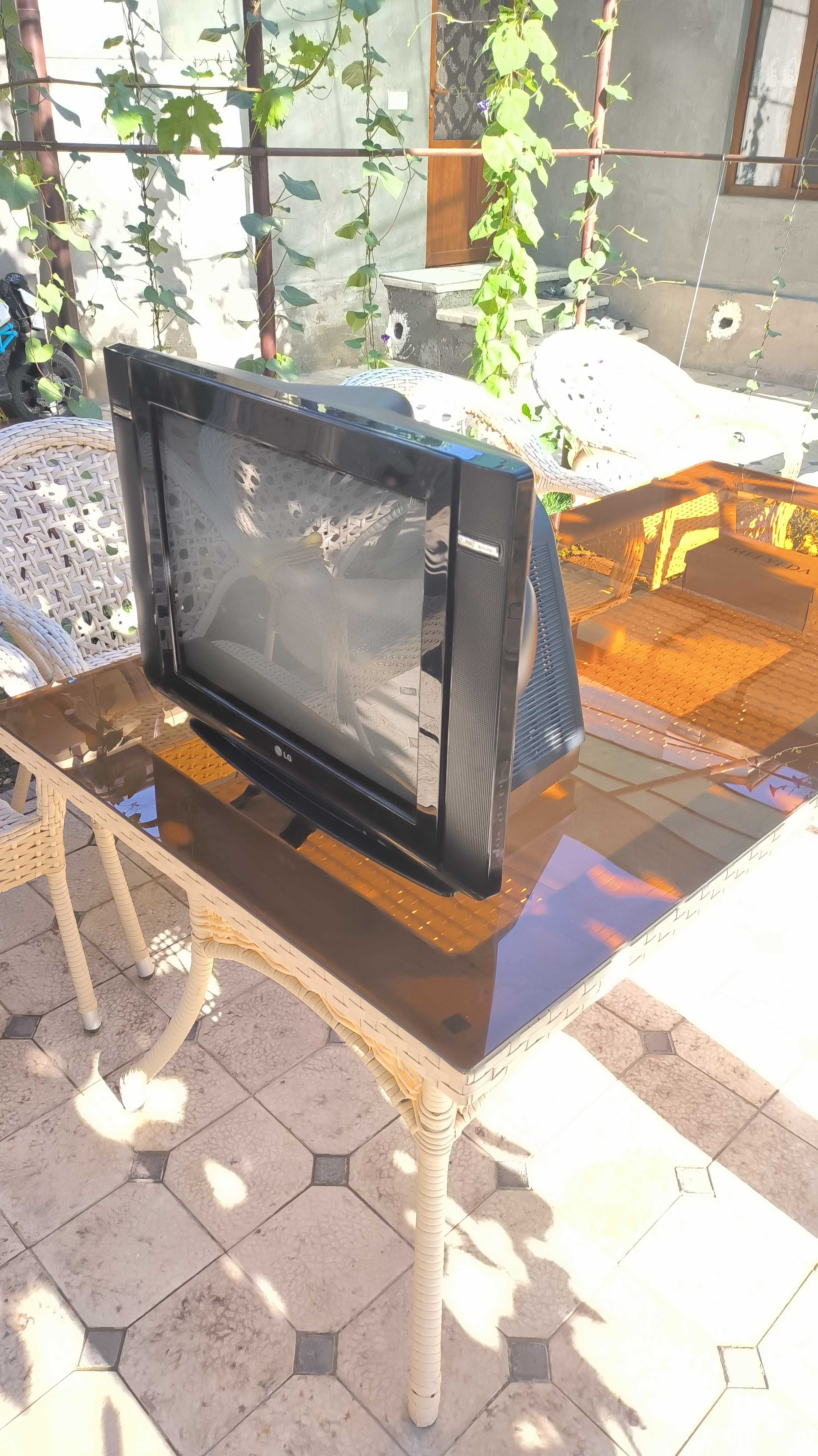 Televizor sotiladi