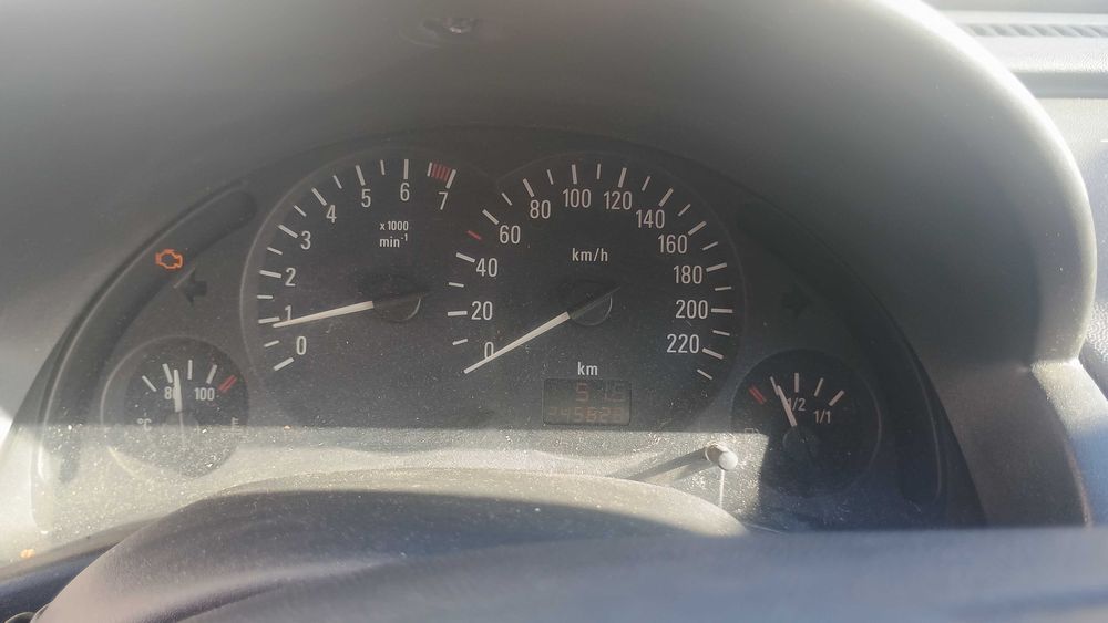 Opel corsa c напълно обслужена с платени застраховка,винетка и преглед