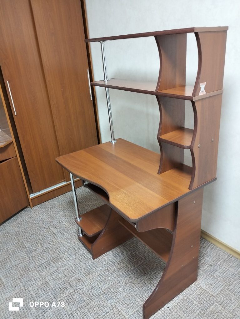 Продам компьютерный стол в отличном состояние