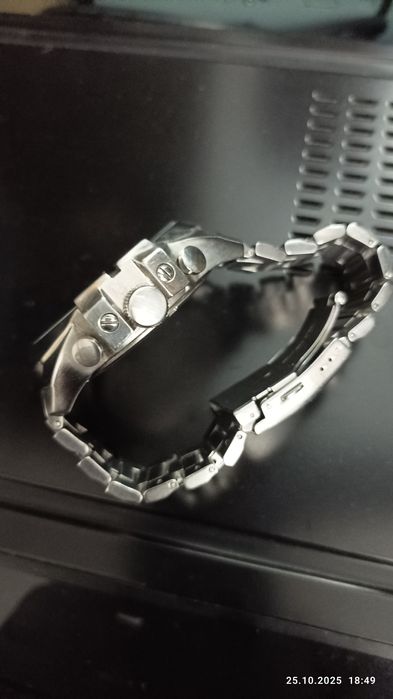 Часы DIESEL б/у в отличном состоянии, работает точно.