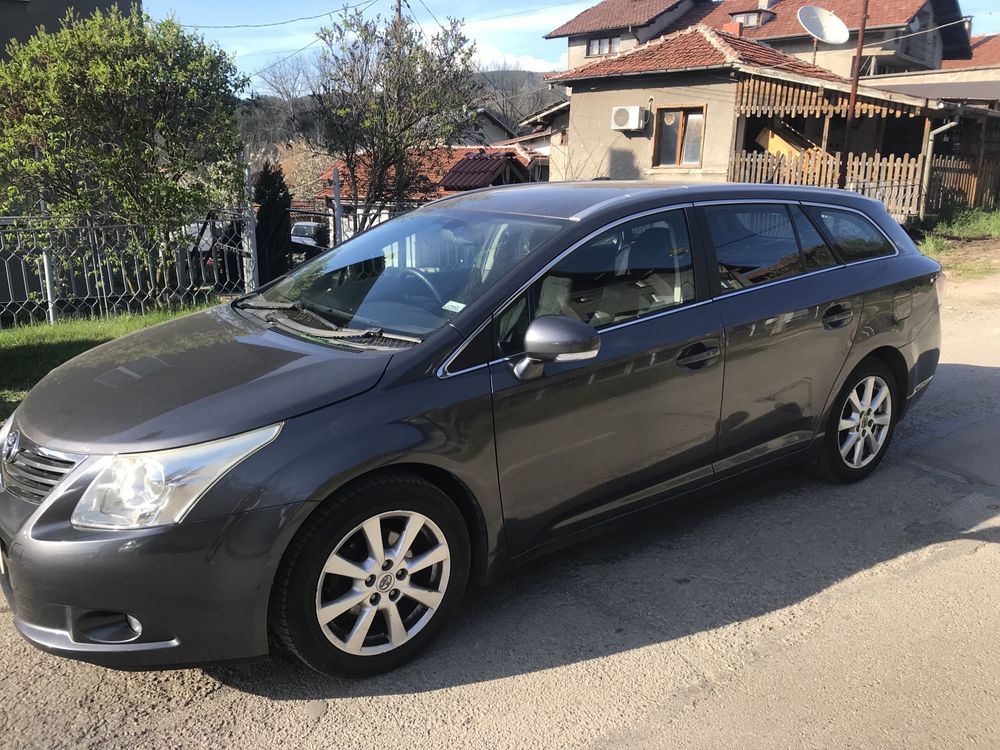 Продавам 2бр Toyota Avensis T27 1.8 НА ЧАСТИ