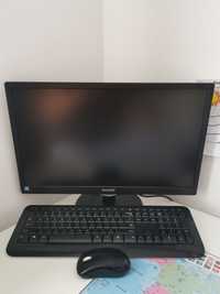Sistem desktop cu monitor și tastatura/mouse wireless.