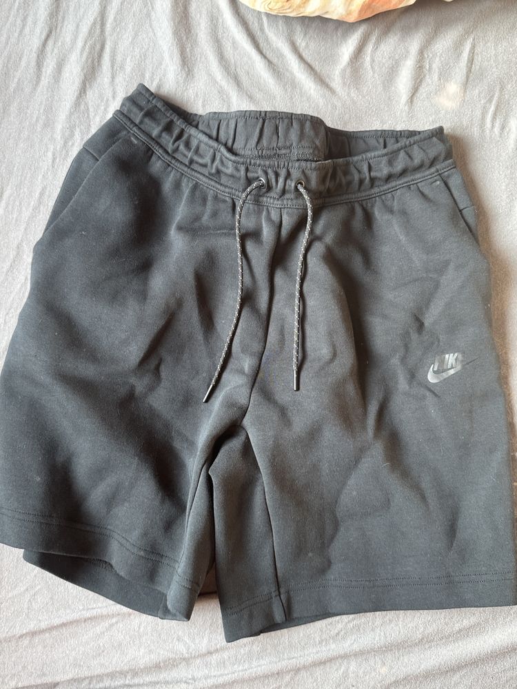 nike tech fleece къси гащи.