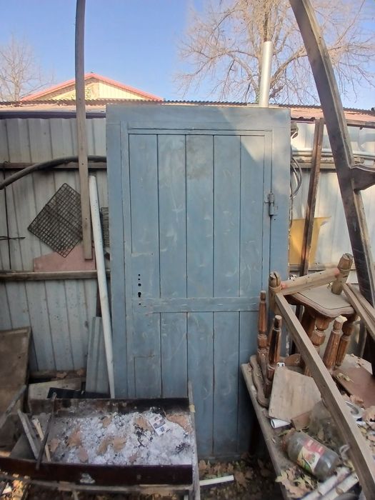 железная дверь с новым замком в комплекте