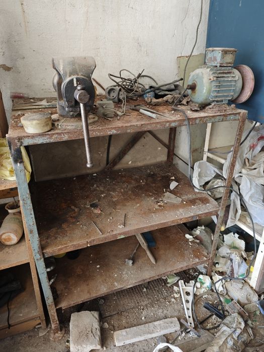 Слесарный стол, тиски, точильный станок (СТО)