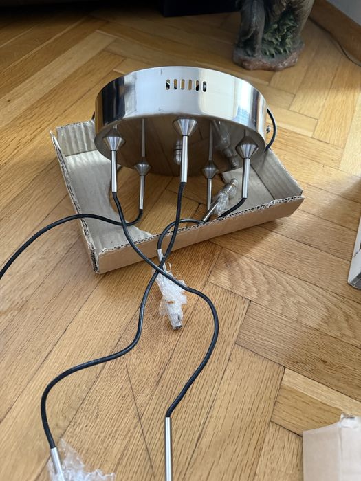 Продавам чисто нови лампи  5-ет звезди за спалня висящи корегираши