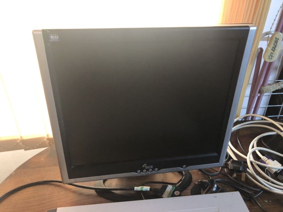 Компютър с монитор и клавиатура