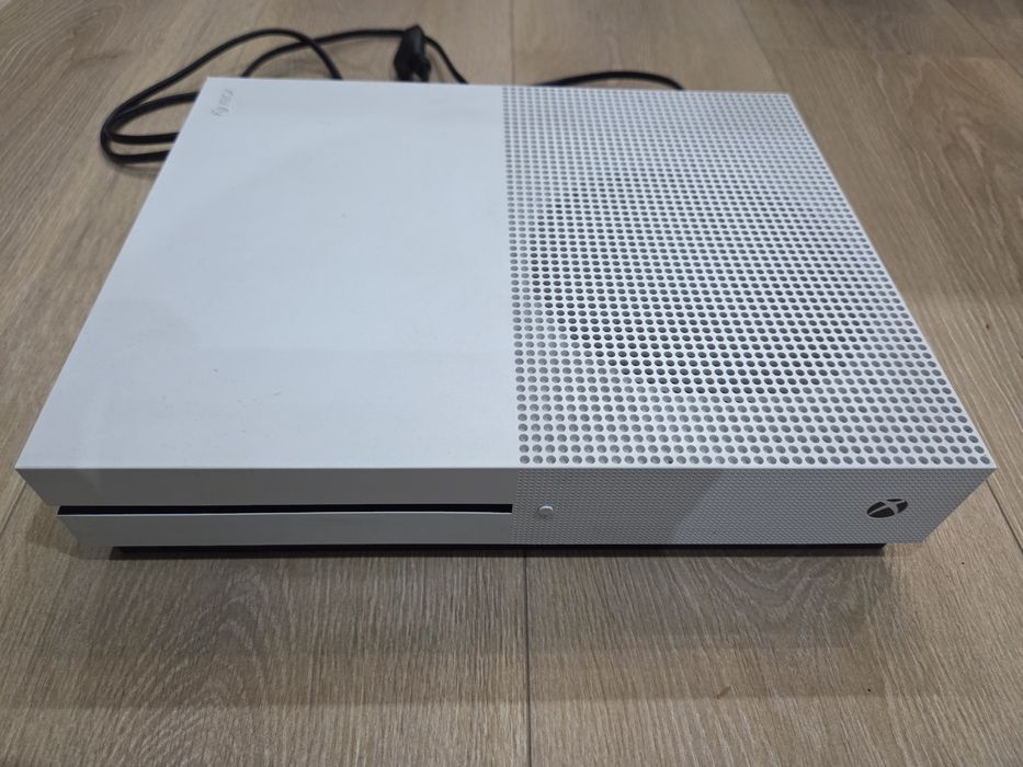 XBOX One 500GB + 1 maneta