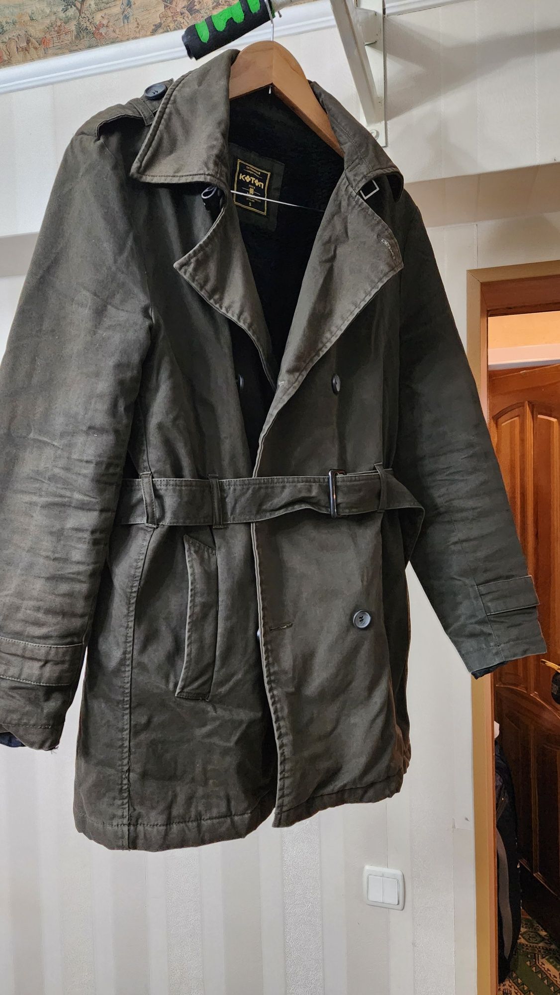 Два разных мужских пальто