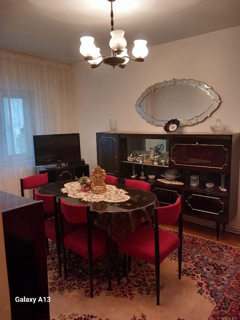 Închiriez apartament.