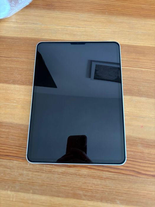 Vand Ipad nou , pret 2500 ron