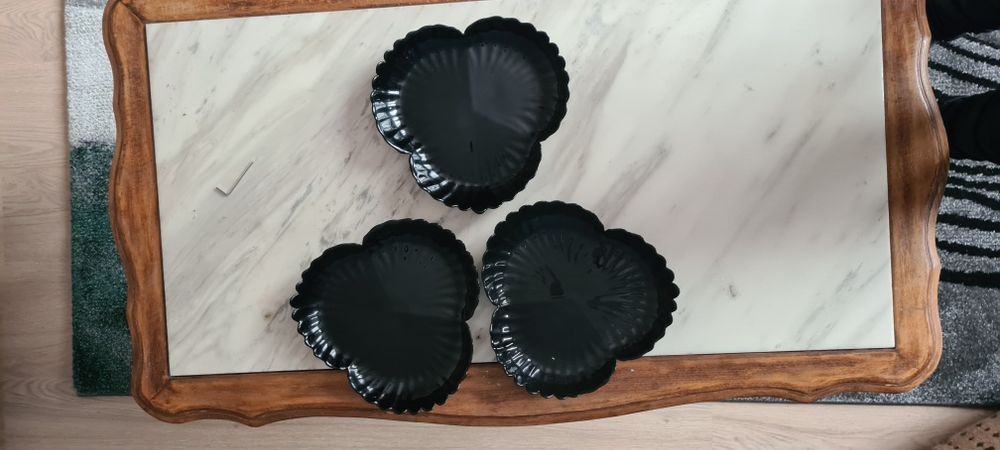 Черни ордьовърни чинии