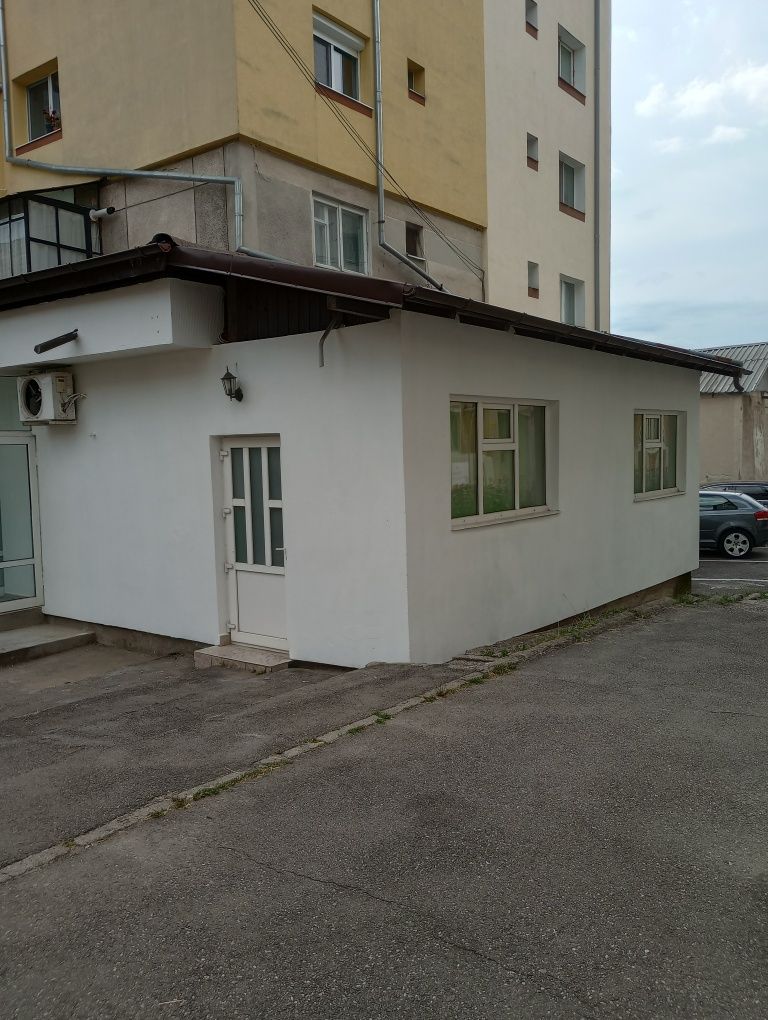Închiriez spațiu comercial