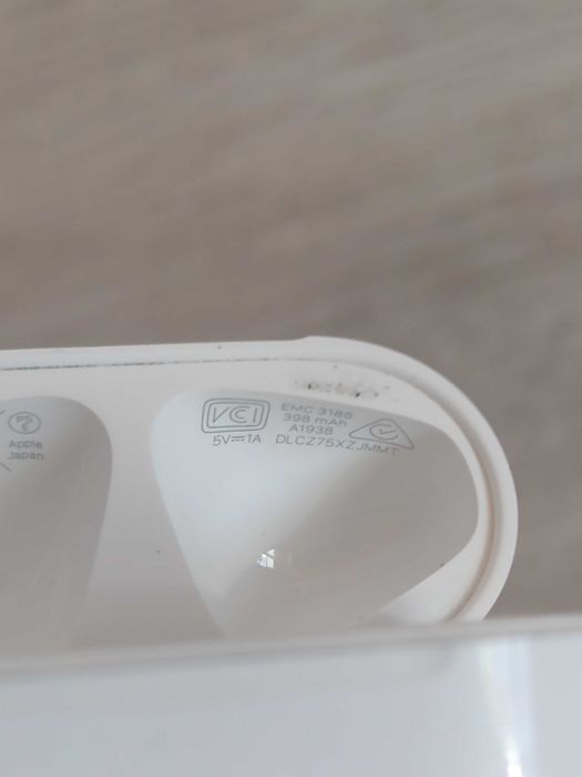 Apple Airpods Wireless Charging Case зарядна кутия A1938