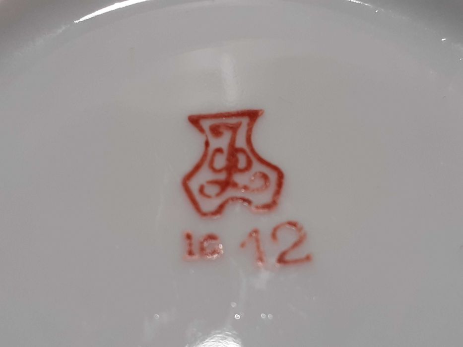 Порцеланов сервиз от 80-те години.Руски.Отличен.Маркировка.