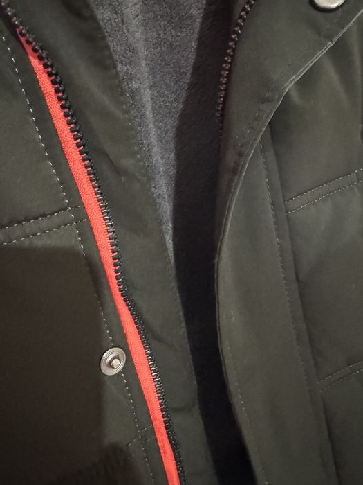 Куртка для мальчиков.Тёмно зелёного цвета.Куртка очень тёплая.на поткл