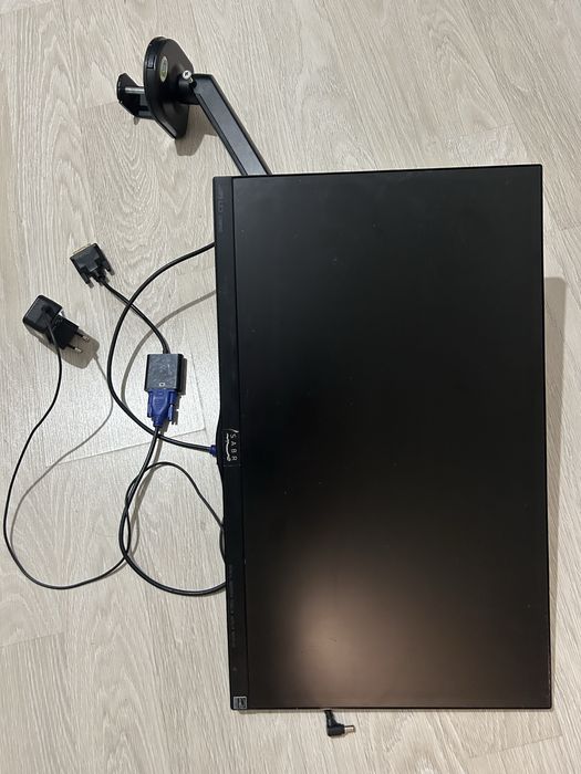 Продам монитор LG в отличном состоянии с кранштейном