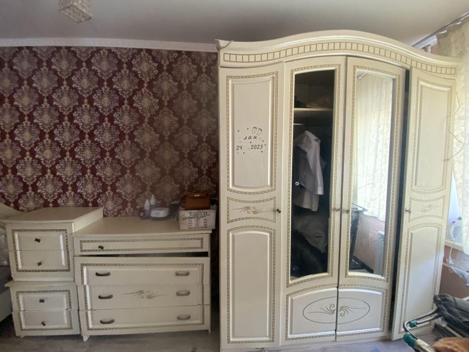 Мебель тумбочка и шифонер.