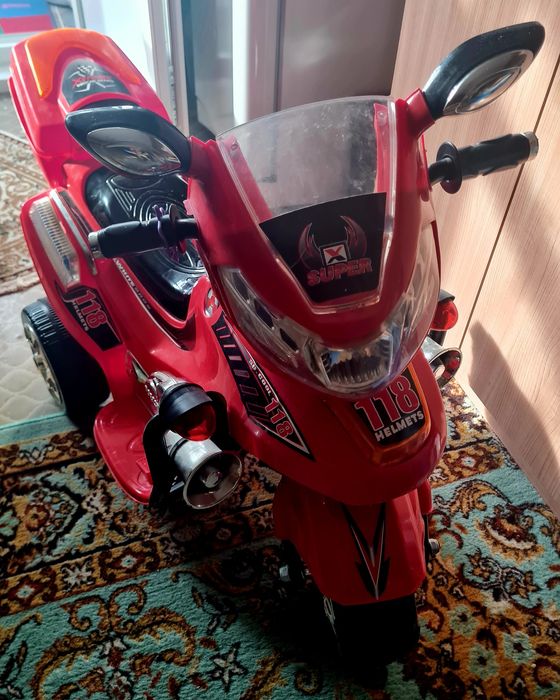 Motocicleta electrica roșie
Caracteristici Pedala unica pentru acce