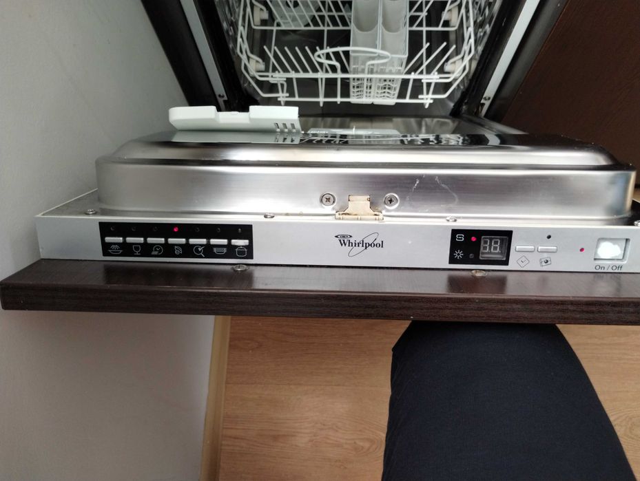 Продавам съдомиялна машина Whirlpool