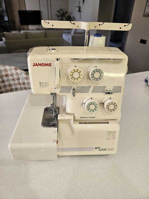 Продам оверлок janone