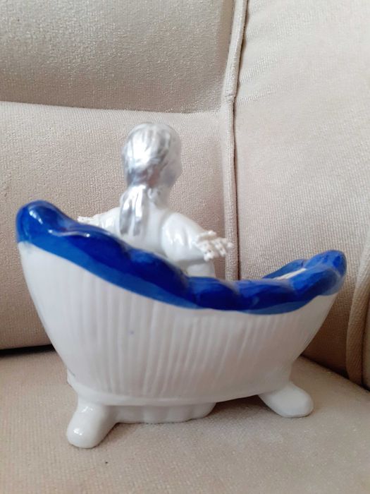 Сувенирна порцеланова фигура " Принцеса на дивана"