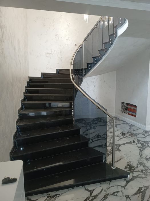 Balustrade din sticlă clară sau colorată securizată sau laminată