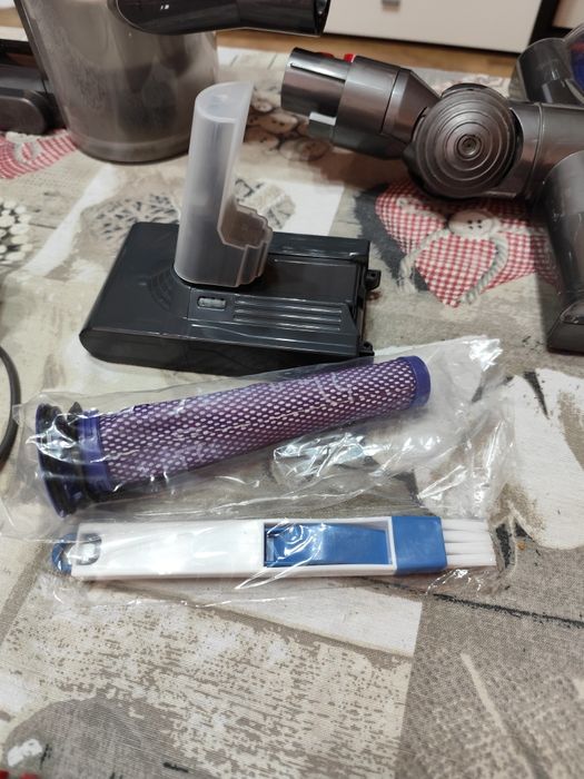 Dyson V8 +зарядно със стойка
