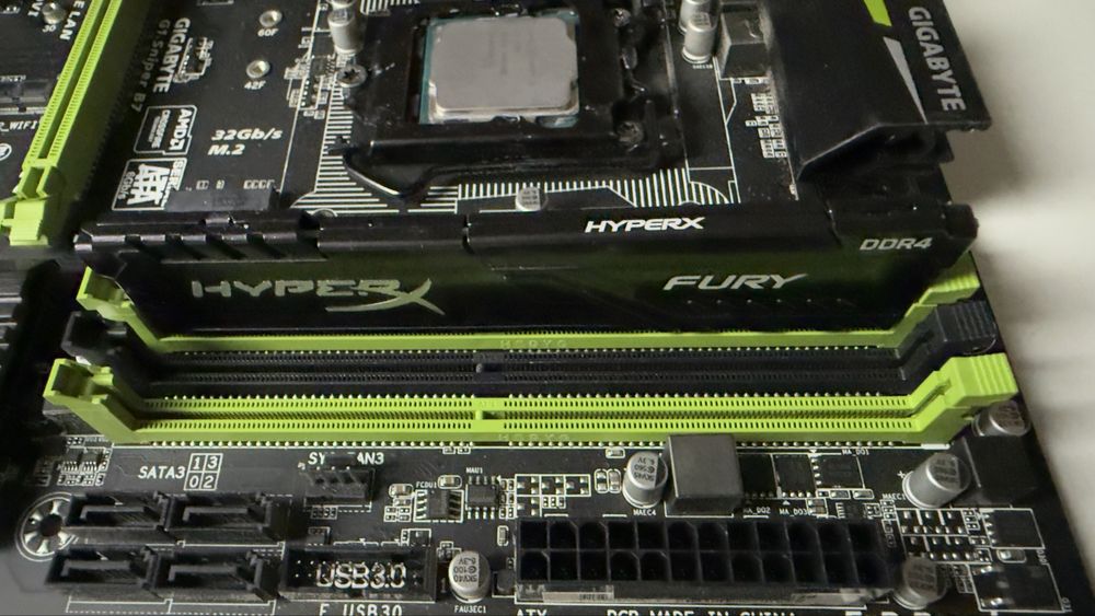 Placa de baza Gigabyte + Procesor i3 7100 + 4GB RAM