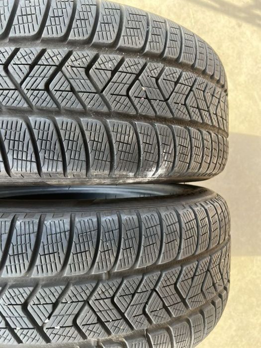 vând 2 anvelope 235/55/19 Pirelli runflat de iarnă ca noi