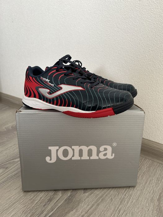 Кроссовки футбольные