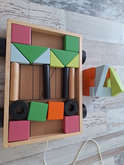 Дървена играчка за подреждане и дърпане