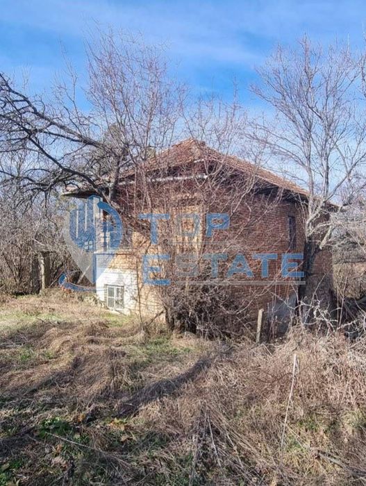 Голям парцел със стара къща и кладенец в село Кавлак, област Велико Т