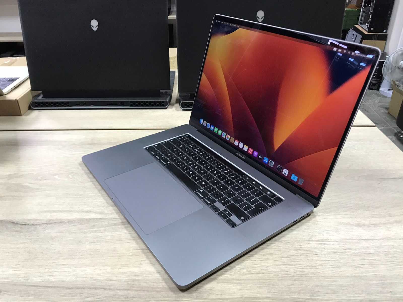 Лаптоп Apple Macbook PRO 16 2019 I7 16GB 512GB SSD с гаранция A2141