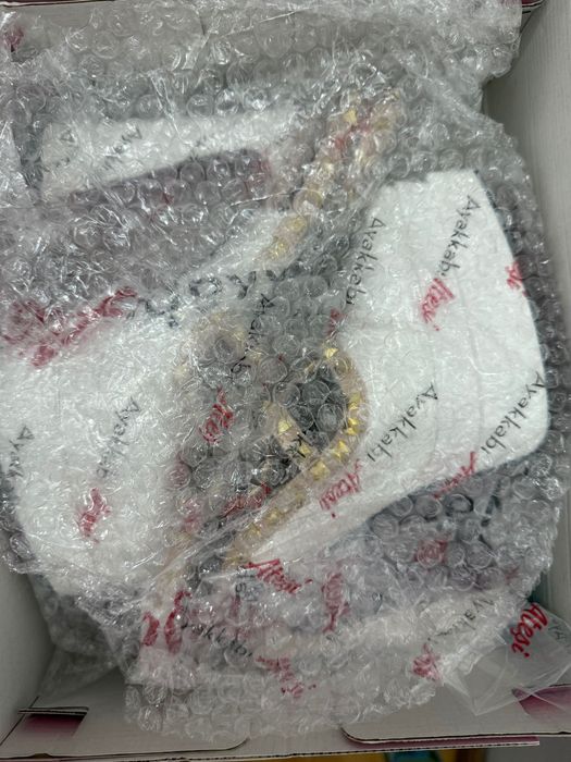 Обувки на ток бяло със златно