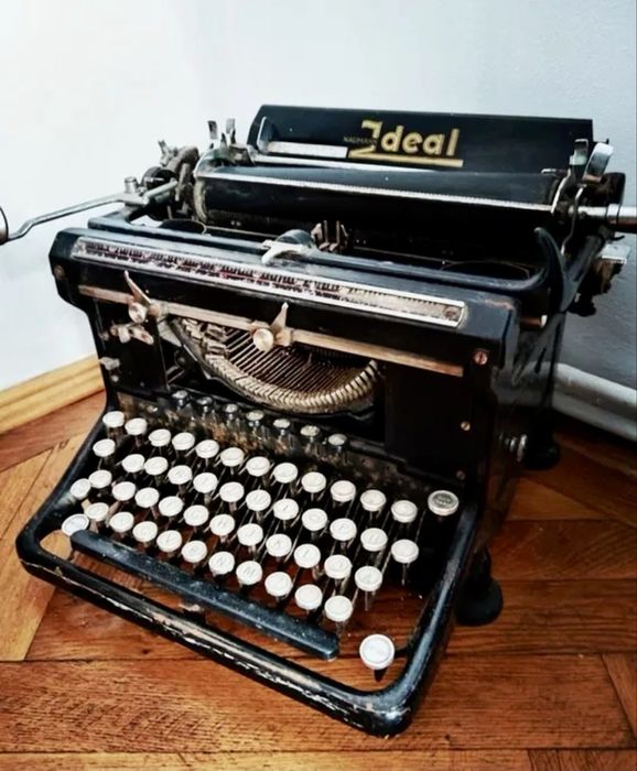 Masina de scris Ideal Naumann si valize din piele vintage