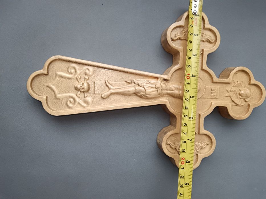 Cruce sculptată din lemn
