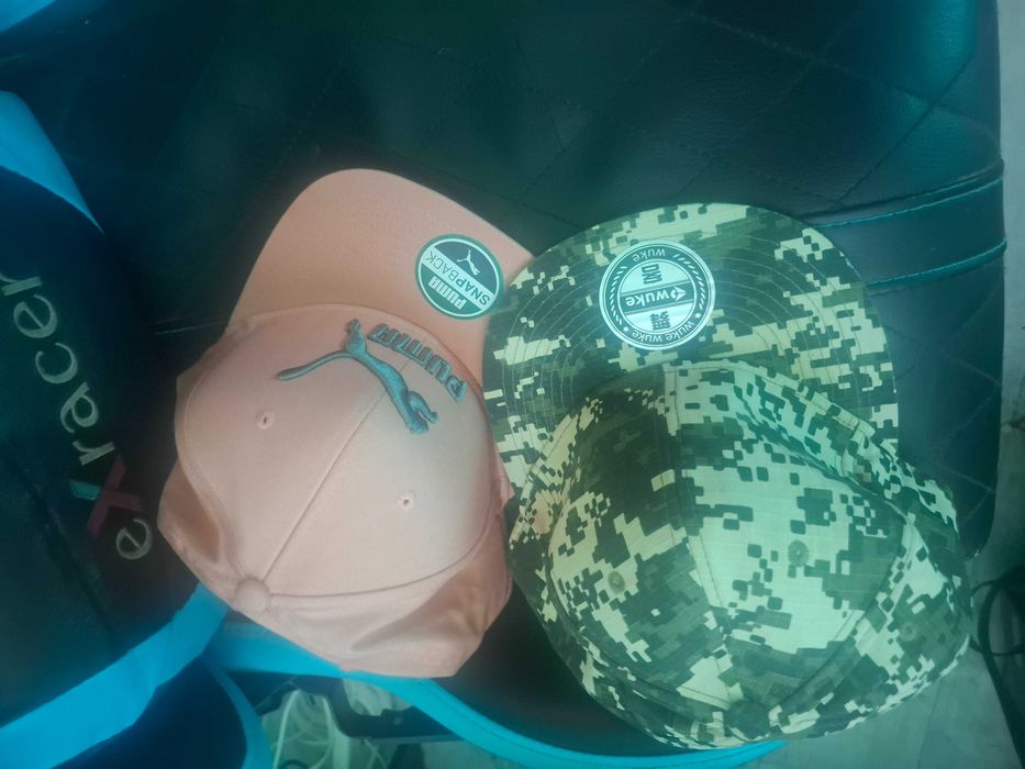 Продавам Мъжка и Женска шапка