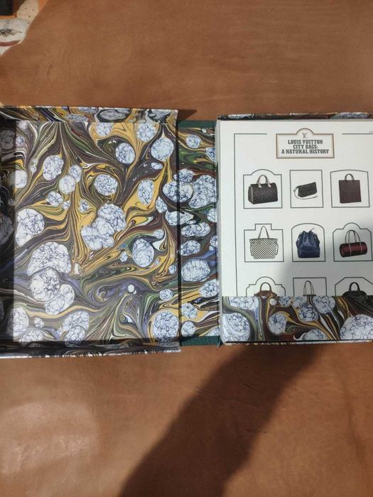 Cărți Louis Vuitton - City Bags: A Natural History + Catwalk