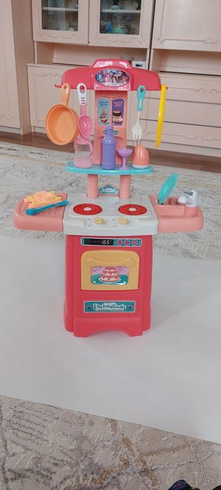Игрушечная детская кухня с посудой

Продаю детскую игрушечную кухню в