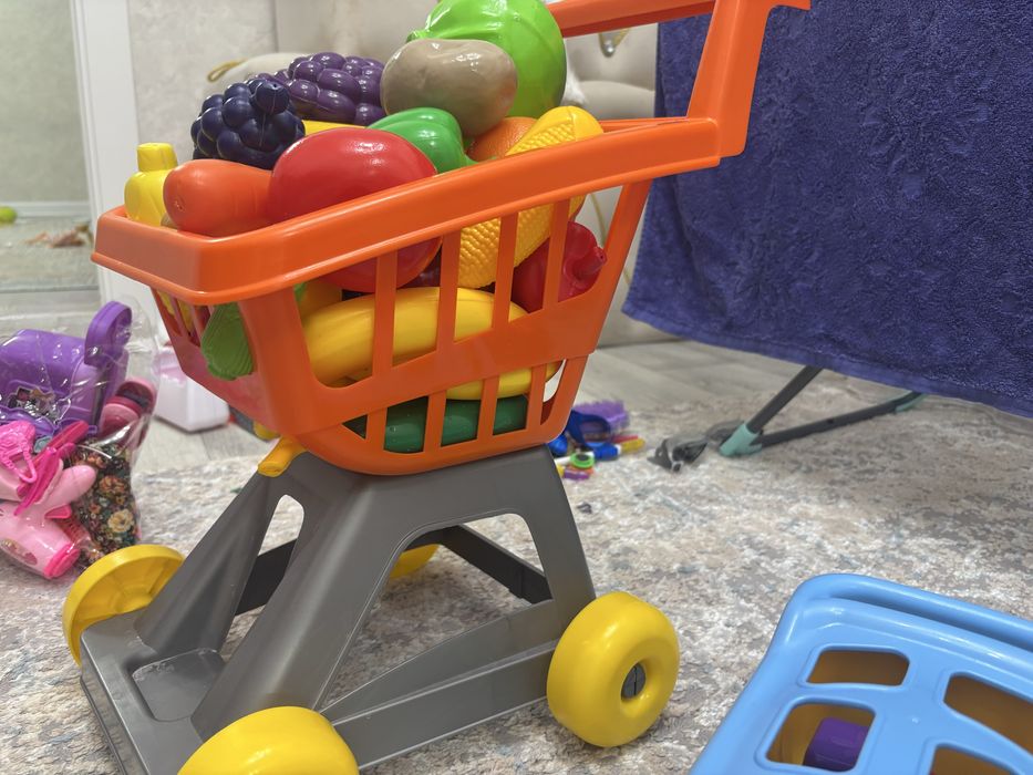 Продам корзину с полным игрушичным фруктом