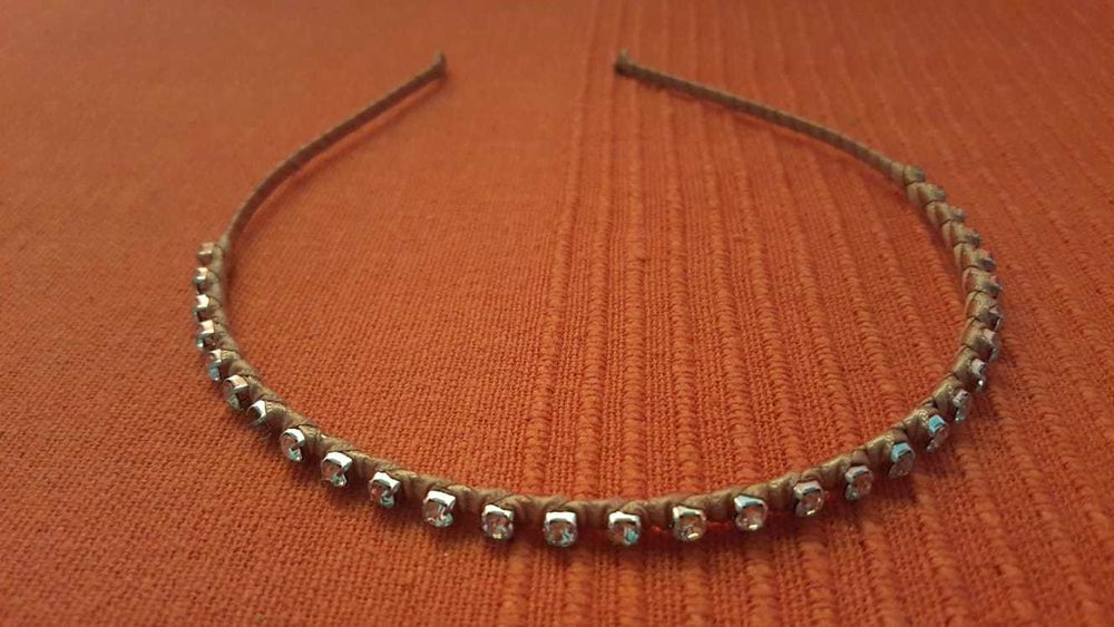 Vând brelocuri, lanțuri, brățară și o cordeluță